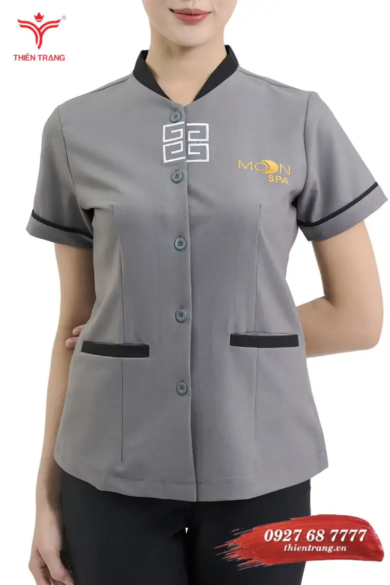 Logo được thêu nổi trên bộ đồng phục spa cổ tàu nổi bật