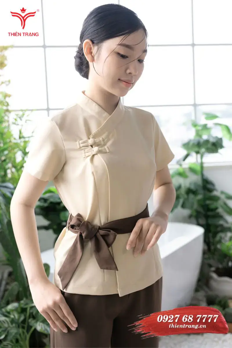 Bộ quần áo có cổ cách tân là một trong những mẫu đồng phục spa màu vàng được may nhiều nhất