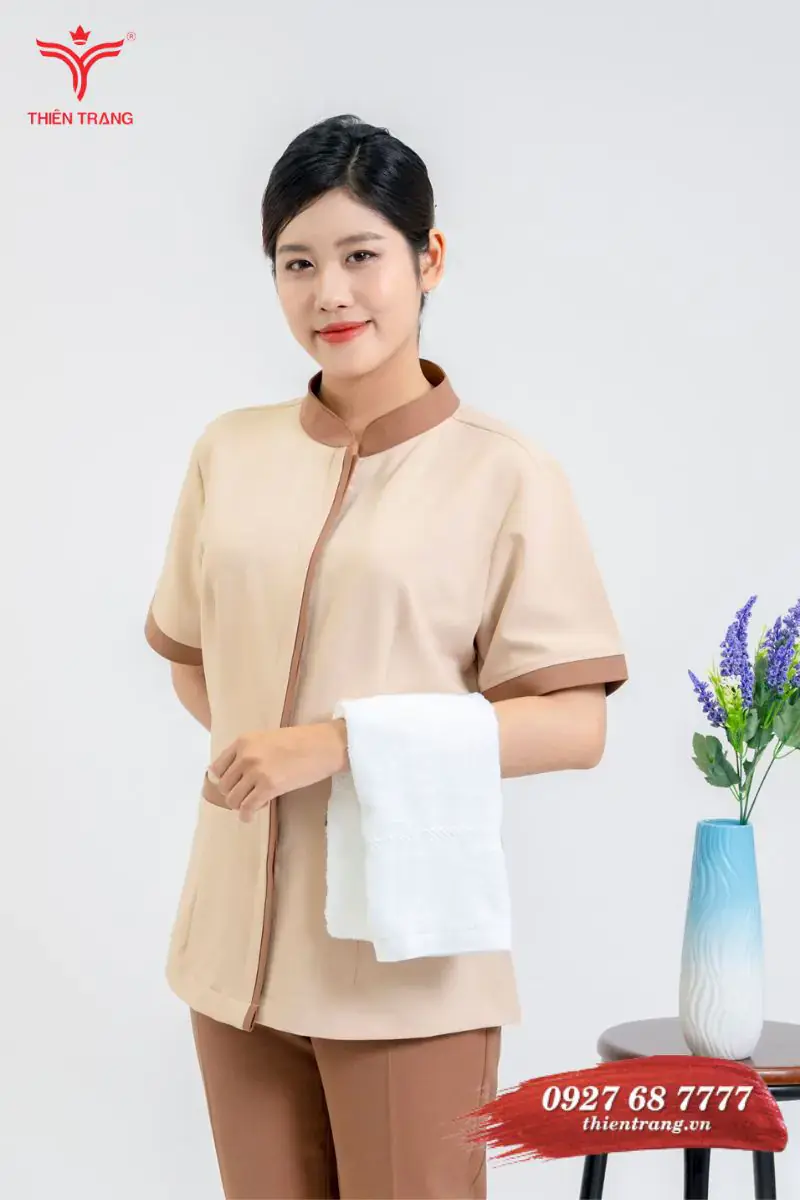 Đồng phục áo sơ mi cổ trụ là một trong những đồng phục spa màu vàng Đồng Phục Thiên Trang tuyệt đẹp