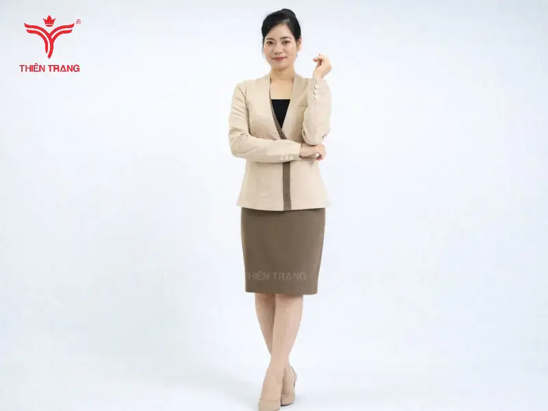 Bộ đồng phục mùa đông spa màu vàng kem thể hiện sự ấm áp và nữ tính