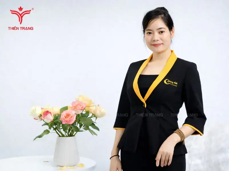 Váy đen phối Vest may viền vàng cũng được xem là một trong những mẫu đồng phục mùa đông spa đẹp và chuyên nghiệp nhất