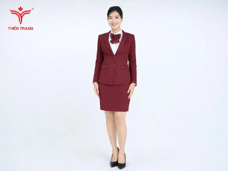 Mẫu váy đỏ đô là thiết kế đồng phục spa mùa đông phù hợp vào ngày giá rét