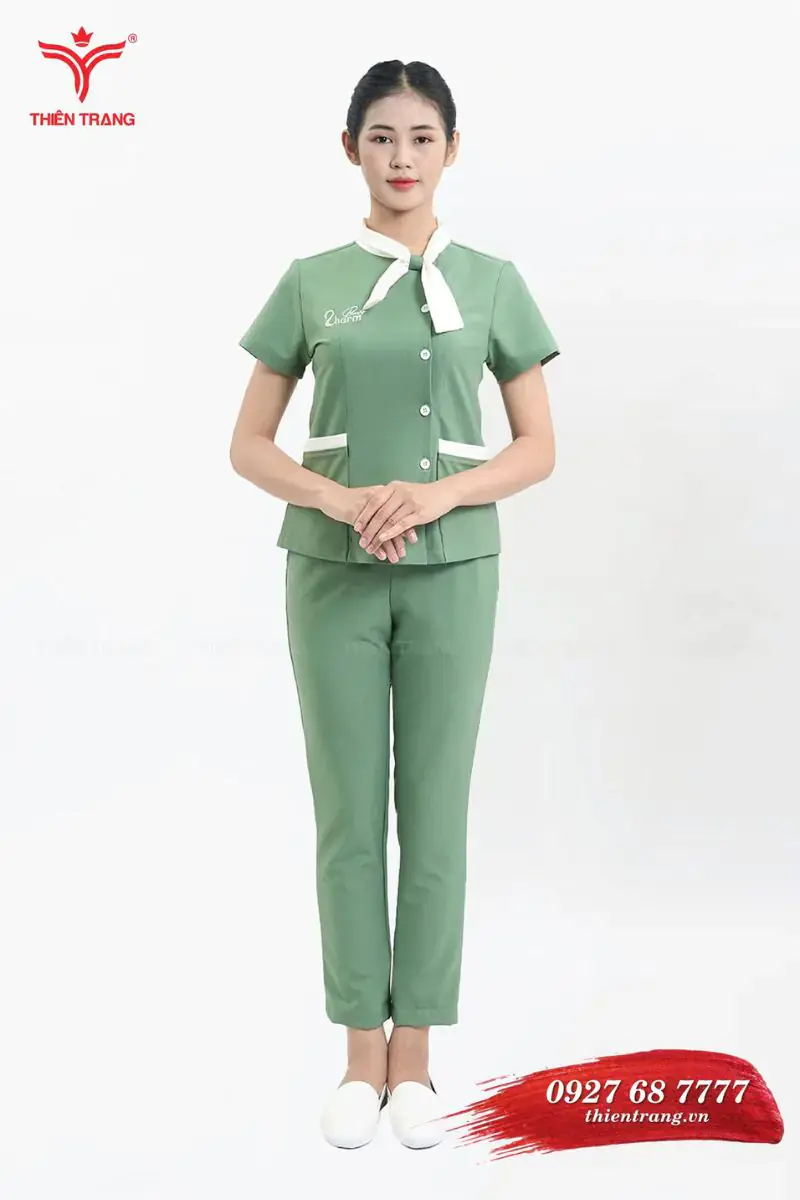 Mẫu trang phục spa màu xanh bơ phối nơ cổ là một trong những mẫu đồng phục spa được lựa chọn nhiều nhất
