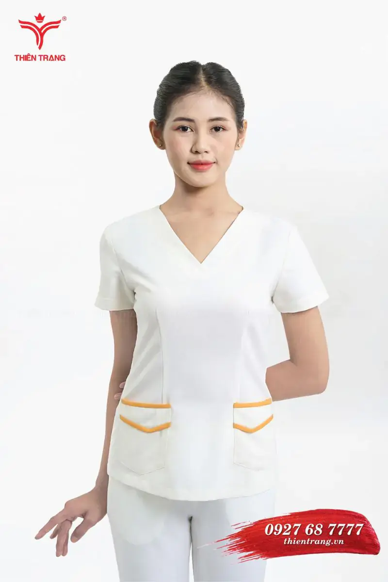Quần áo spa màu trắng cổ tim là kiểu đồng phục spa được lựa chọn nhiều nhất