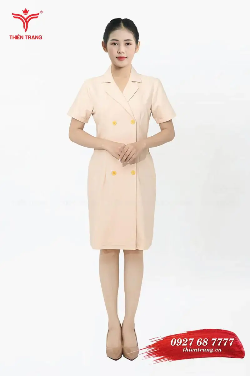 Đầm cổ sơ mi màu kem cho nữ là mẫu trang phục spa được chọn nhiều nhất