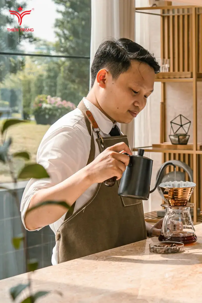 Khách sạn Marriott lựa chọn bộ đồng cho barista có thiết kế đơn giản