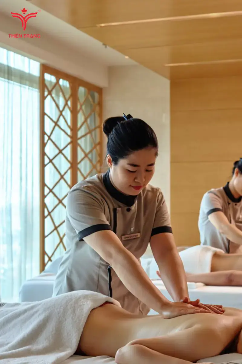 May đồng phục thoáng mát cho nhân viên spa khách sạn