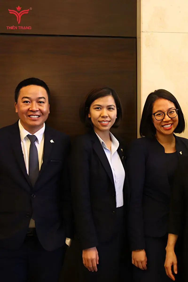 Thiết kế trang phục khách sạn Marriott màu đen sang trọng cho quản lý