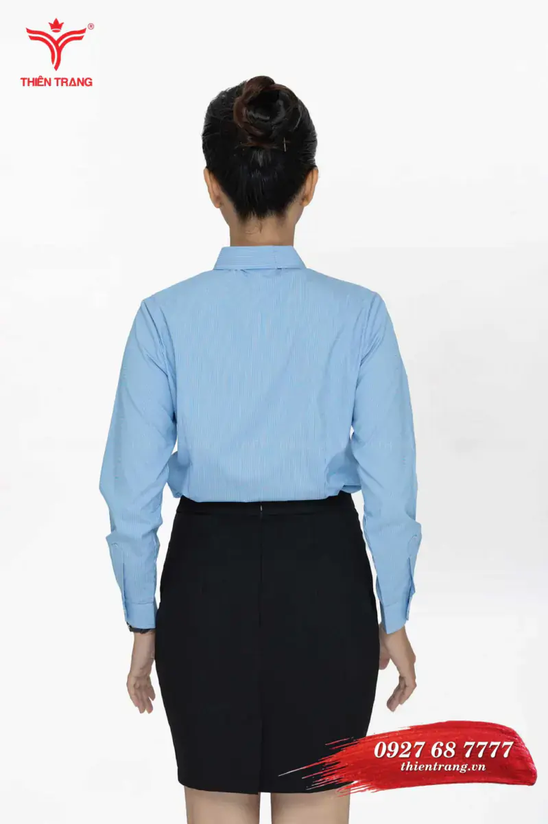 Mặt sau dồng phục sơ mi nữ tư vấn viên spa TTDNGASM15 màu xanh dương sọc