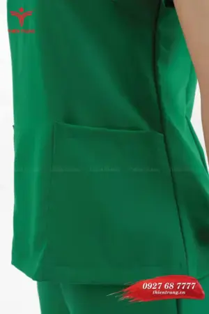 Túi đồng phục kỹ thuật viên spa TTSPAKTV6 cổ tim xanh lá cây