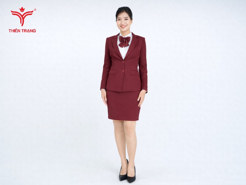 Mẫu váy đỏ đô là thiết kế đồng phục spa mùa đông phù hợp vào ngày giá rét