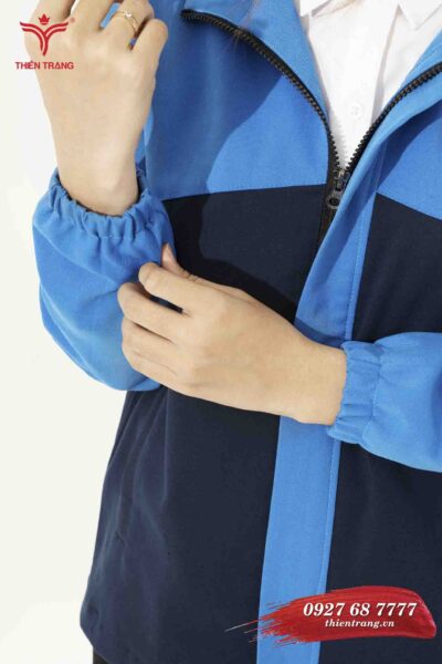 Chi tiết 1 đồng phục áo khoác doanh nghiệp nữ TTDNGAKWM54 màu xanh dương phối đen