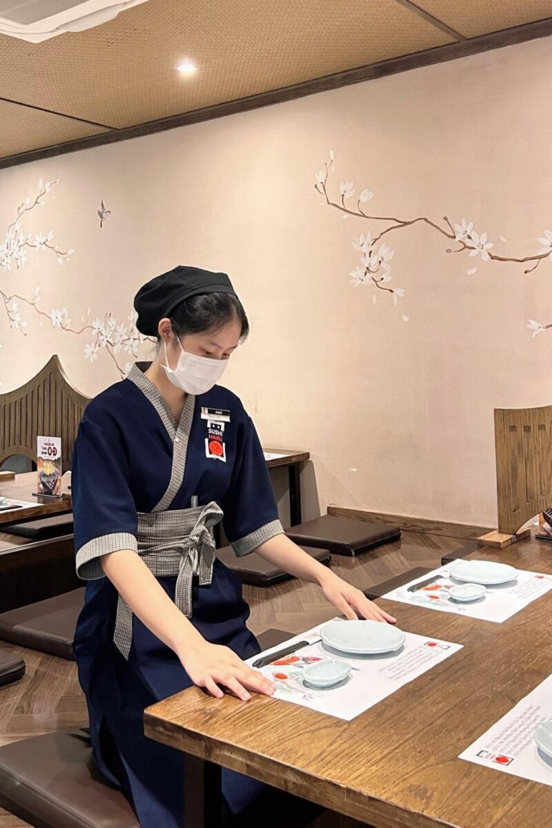 Bộ đồng phục nhà hàng của Nhật được đặt may tỉ mỉ