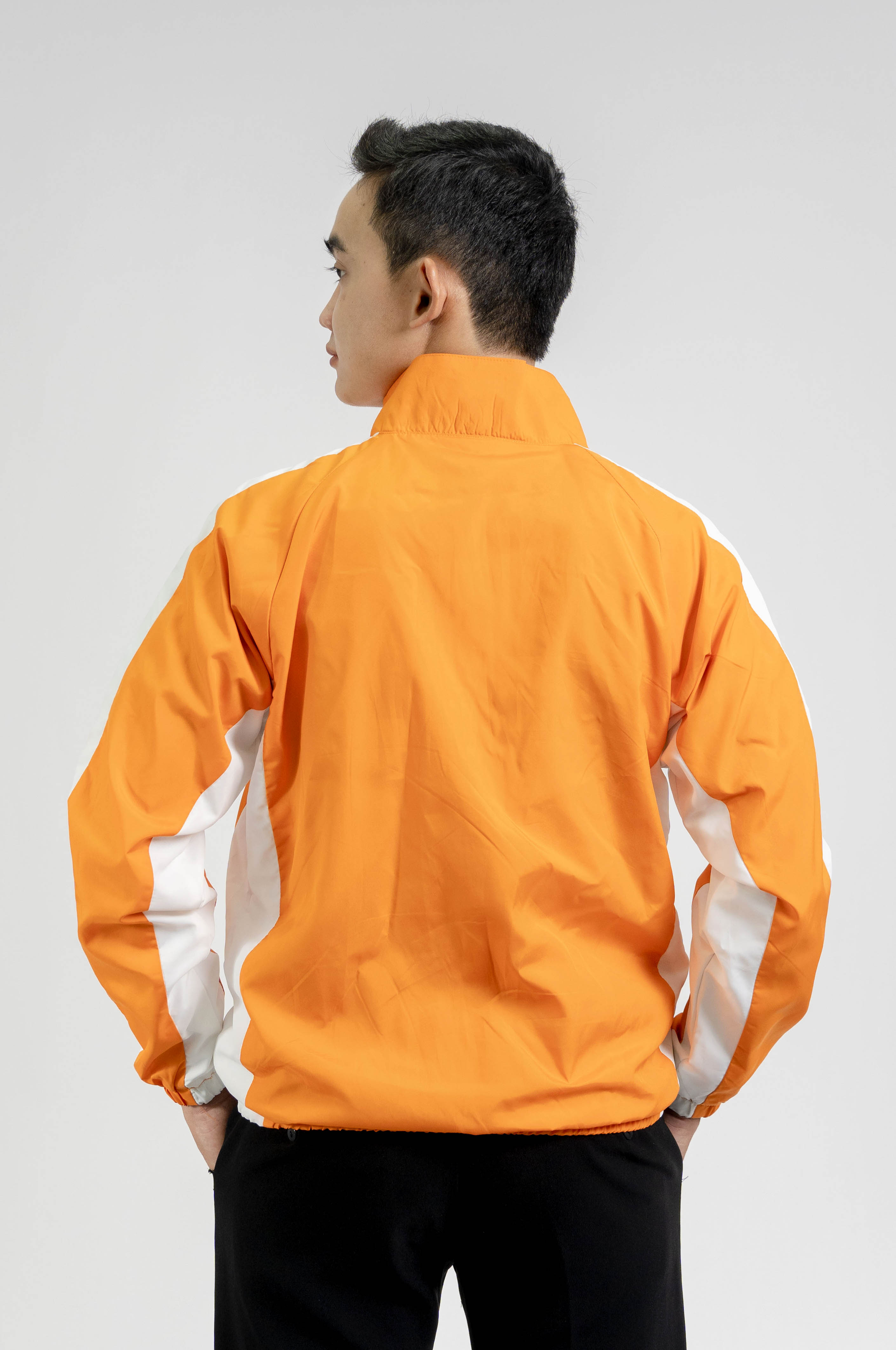 Mẫu áo khoác gió màu cam viền trắng