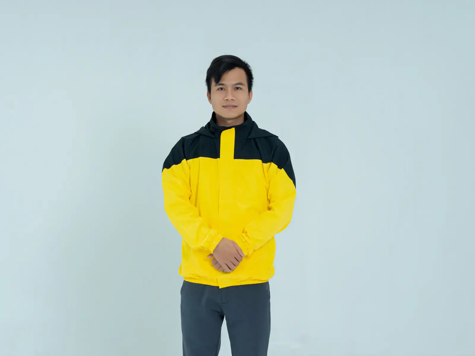 Mẫu đồng phục áo khoác cho nam vàng phối đen