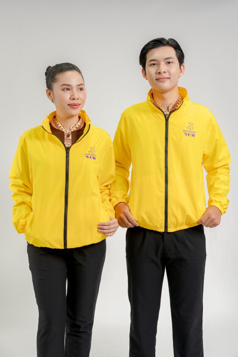 Mẫu đồng phục áo khoác nữ màu vàng