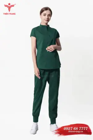 Đồng phục wellness khách sạn TTKSAWNWM61 màu xanh lá cây đậm