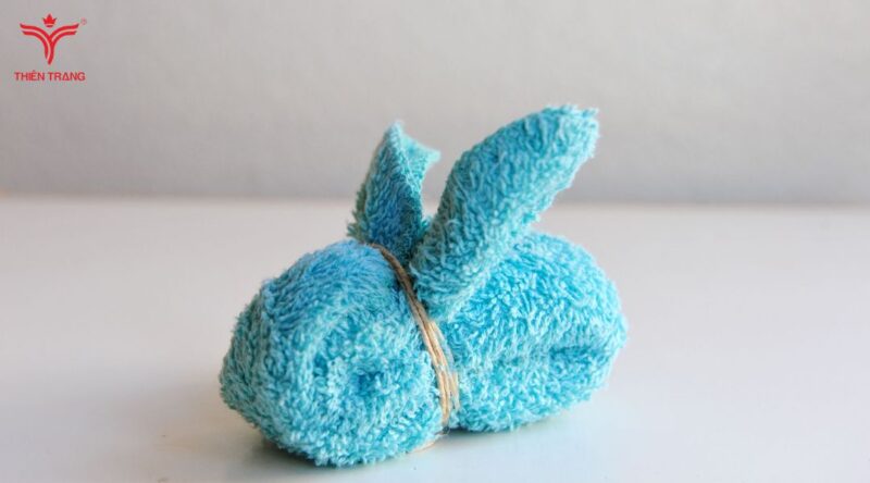 Cách gấp khăn spa hình con thỏ