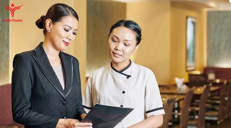 Đào tạo nhân viên làm việc là một trong các công việc của quản lý spa