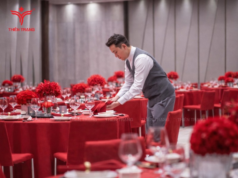 Đồng phục khách sạn New World của phục vụ bàn.