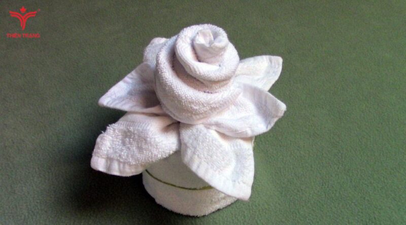 Cách gấp khăn spa hình hoa hồng