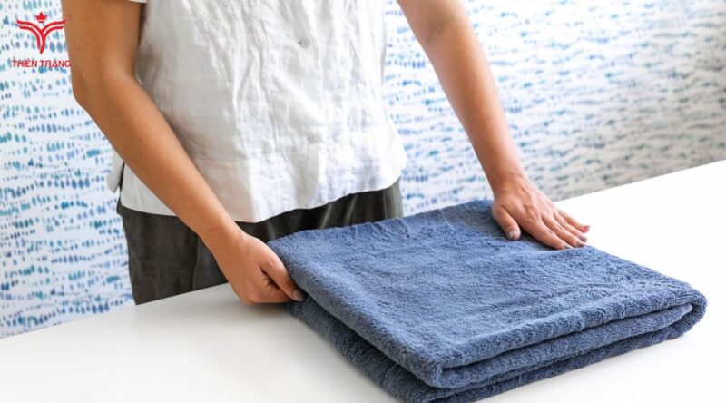 Cách gấp khăn spa hình vuông mini