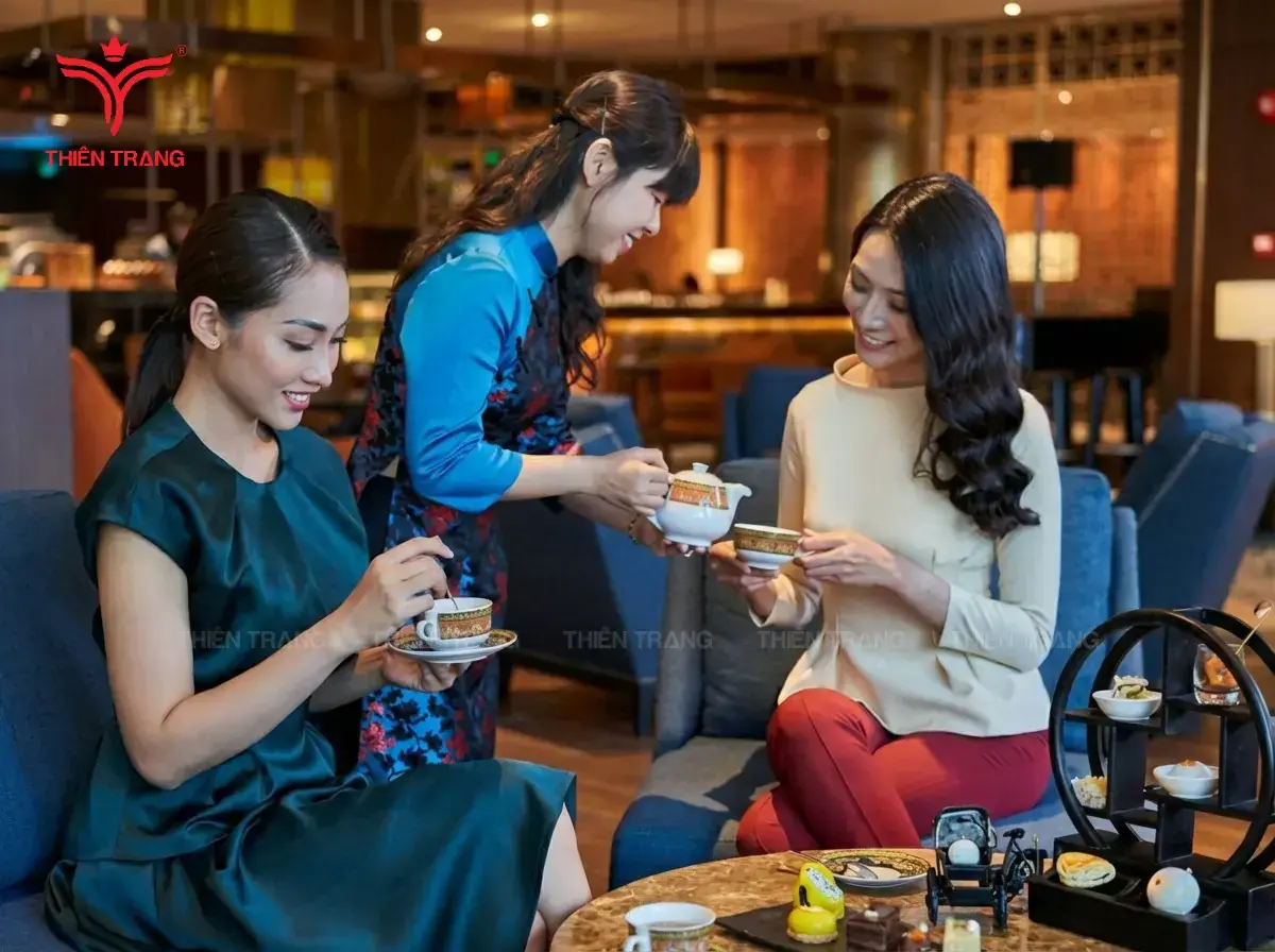 10+ mẫu đồng phục khách sạn Sheraton đẹp & sang trọng cho từng bộ phận 5 Nhân viên nhà hàng Saigon Café sử dụng bộ đồng phục khách sạn Sheraton nổi bật nhất