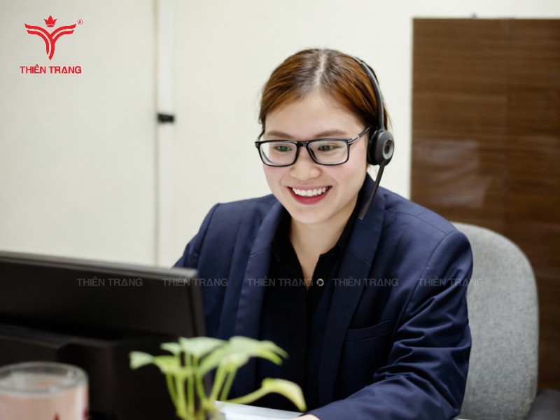 Đồng phục khách sạn Pullman nhân viên văn phòng.