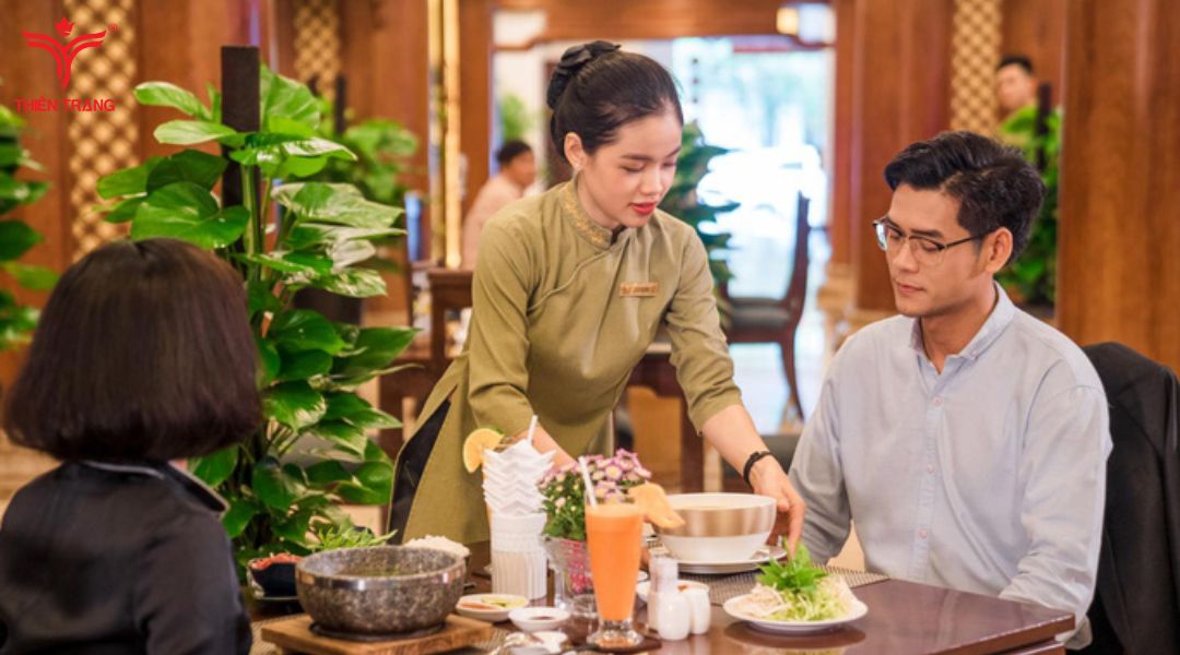 Mẫu áo dài đồng phục khách sạn Rex mang phong cách truyền thống Việt Nam