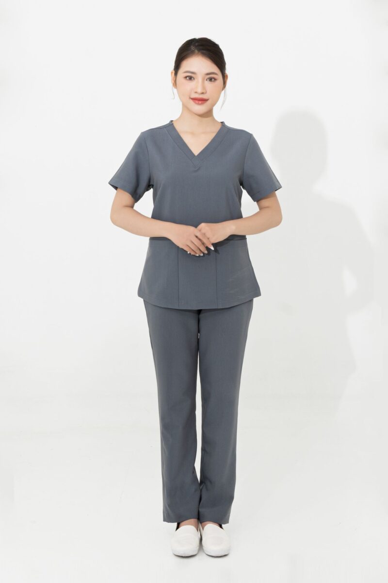 Mẫu đồng phục kỹ thuật viên spa màu xám là bộ đồng phục cho nhân viên spa được chọn may phổ biến