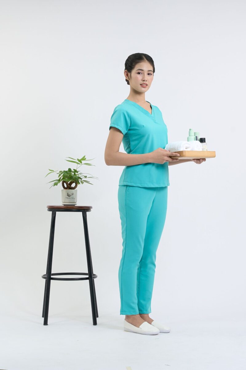 Đồng phục nhân viên spa màu xanh nước biển là một trong những bộ đồ dành cho kỹ thuật viên được ưa chuộng