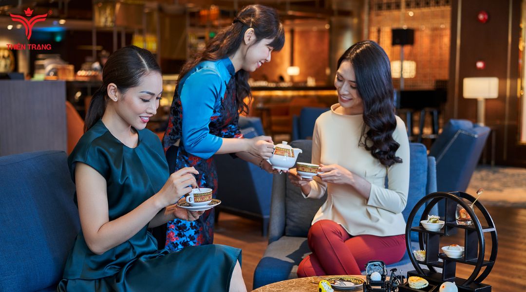 Nhân viên nhà hàng Saigon Café sử dụng bộ đồng phục khách sạn Sheraton nổi bật nhất