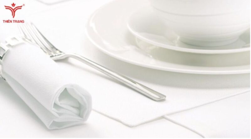 Trang trí bàn ăn bằng cách gấp khăn khách sạn cuộn tròn