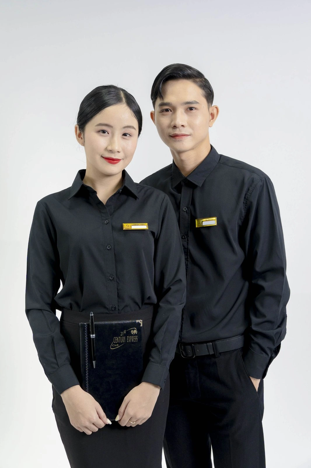Chi tiết ve áo và đường may đo sắc sảo của áo vest quản lý nhà hàng