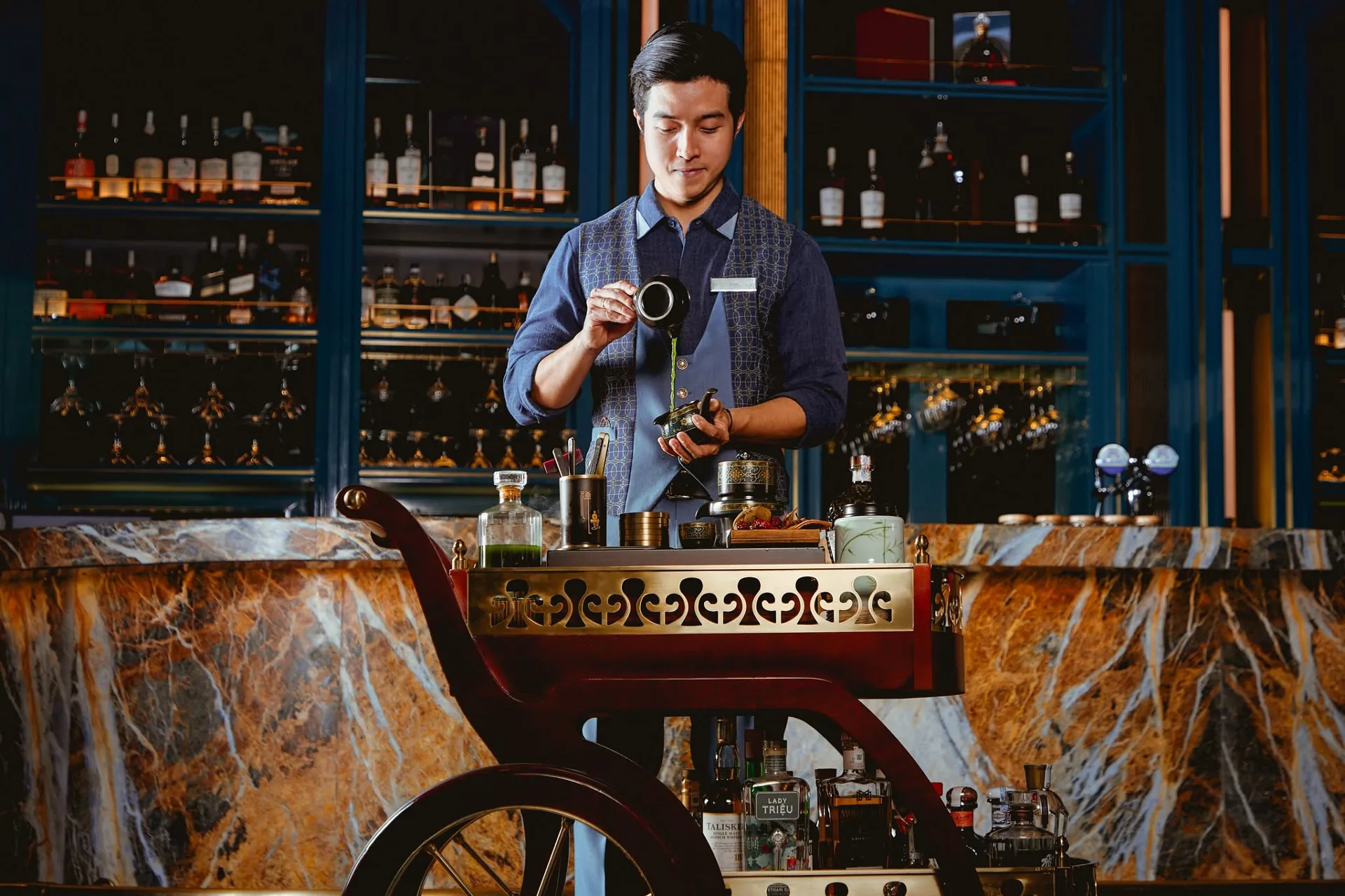 Đồng Phục Khách Sạn Hilton: Tham Khảo Phong Cách Thiết Kế Cao Cấp 2 Tham khảo mẫu đồng phục Bartender khách sạn Hilton