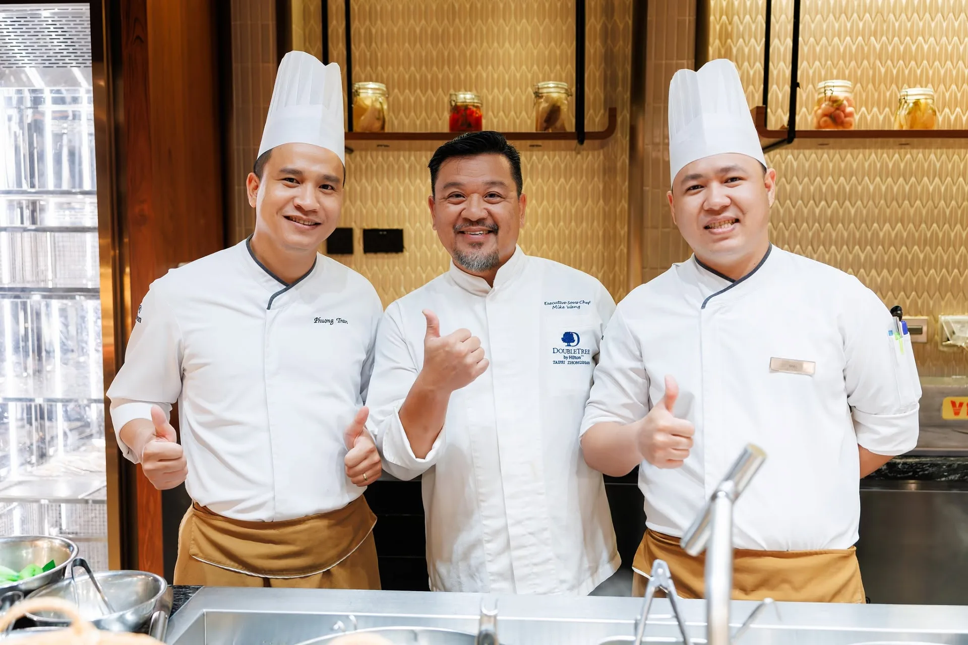 Đồng Phục Khách Sạn Hilton: Tham Khảo Phong Cách Thiết Kế Cao Cấp 4 Tham khảo mẫu đồng phục bếp trưởng chuyên nghiệp khách sạn Hilton